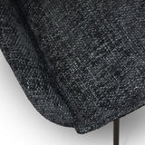 set di 2 sedie zermatt in tessuto nero e metallo nero, vista ambientata in soggiorno o sala da pranzo