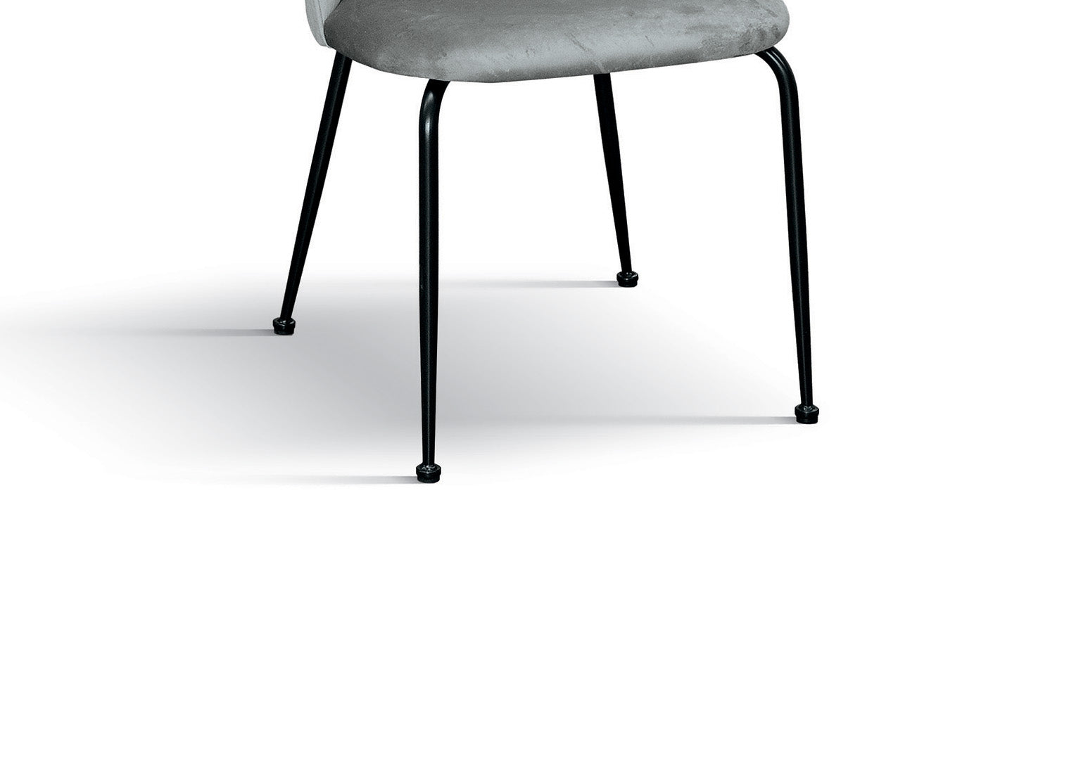 set di 4 sedie avalon in tessuto effetto velluto grigio e metallo nero, vista ambientata attorno a un tavolo da pranzo