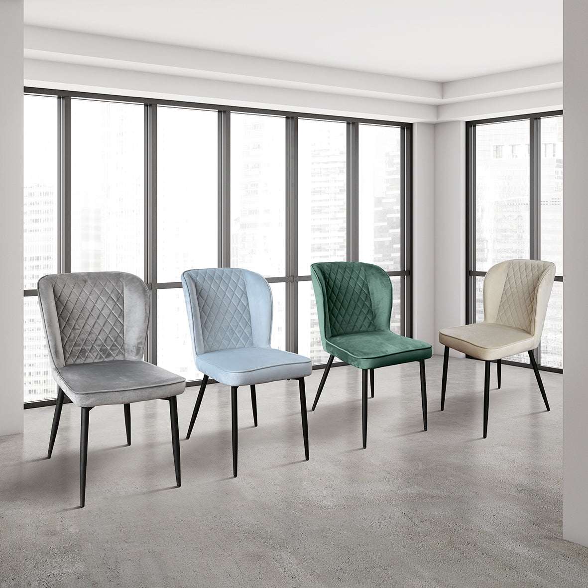 set di 4 sedie soho effetto velluto azzurro, vista ambientata attorno a un tavolo da pranzo