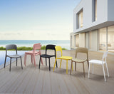 set di 4 sedie fuerteventura in polipropilene rosa, ambientazione su terrazza, veranda o prato