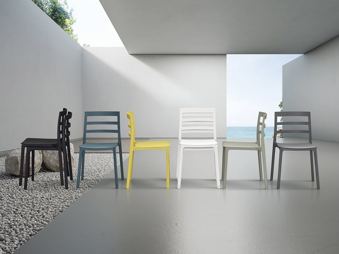 set di 4 sedie malaga in polipropilene verde, ambientazione su terrazza, veranda o prato