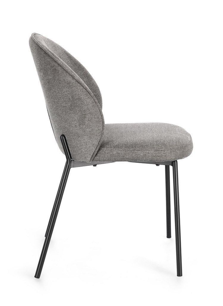 set di 2 sedie wendy in tessuto grigio e gambe acciaio nere, vista ambientata attorno a un tavolo da pranzo