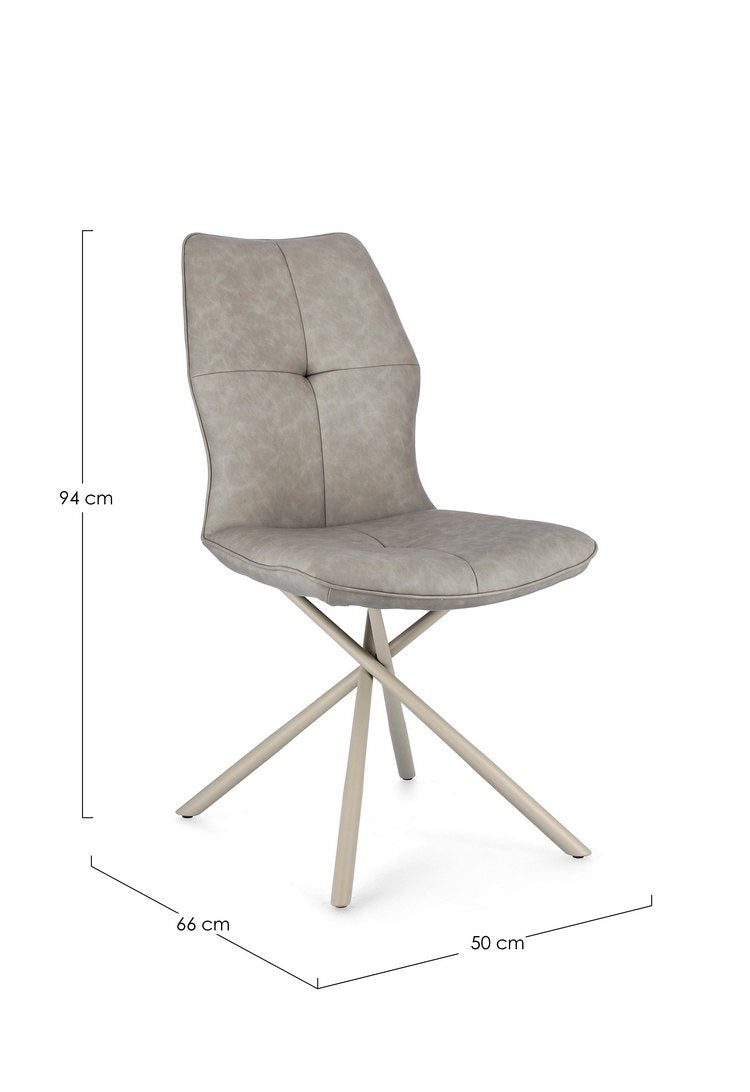 set di 2 sedie kepler in similpelle tortora e gambe incrociate beige, ambientazione d’arredo con il prodotto protagonista