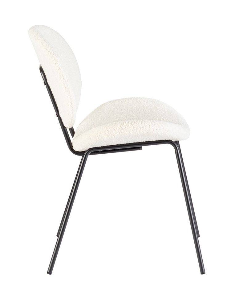 set di 2 sedie maddie in tessuto bianco e base acciaio nero, vista ambientata attorno a un tavolo da pranzo