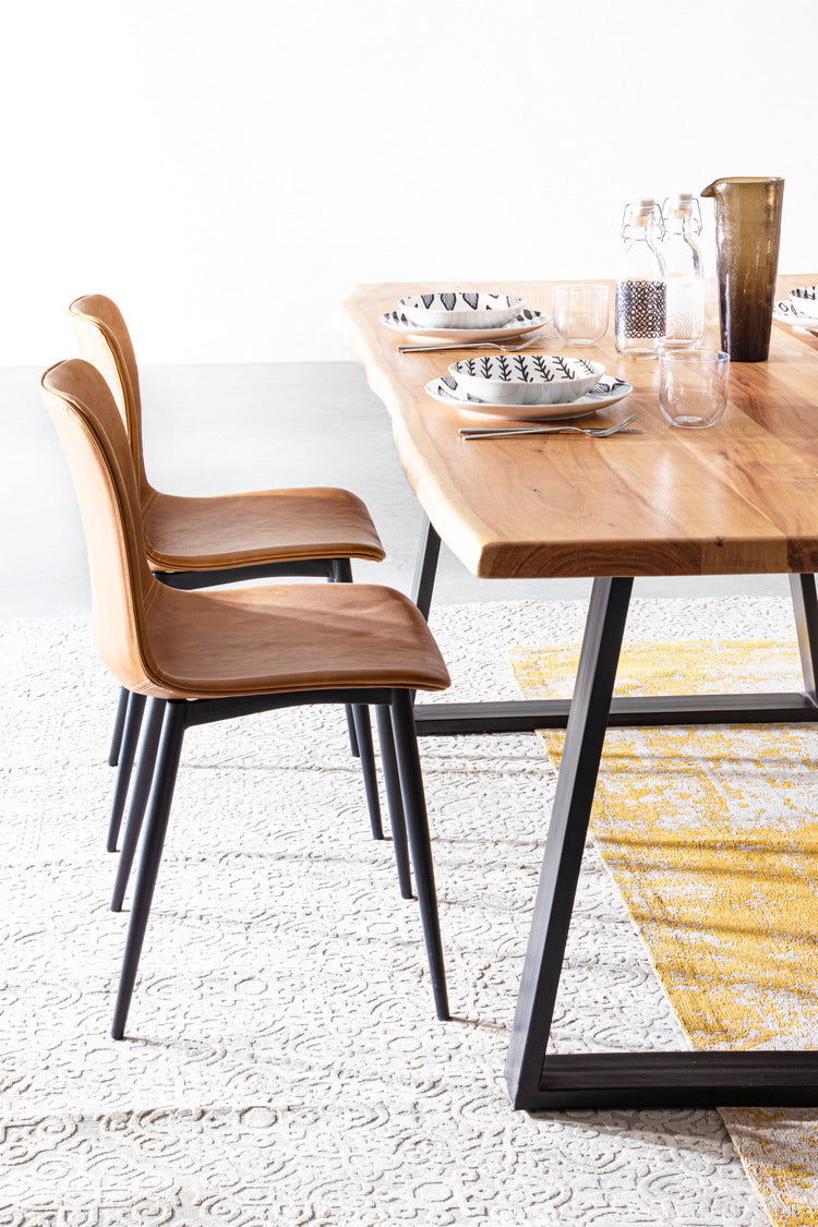 set di 2 sedie kyra similpelle cuoio e gambe nere, modello versatile per casa o contract