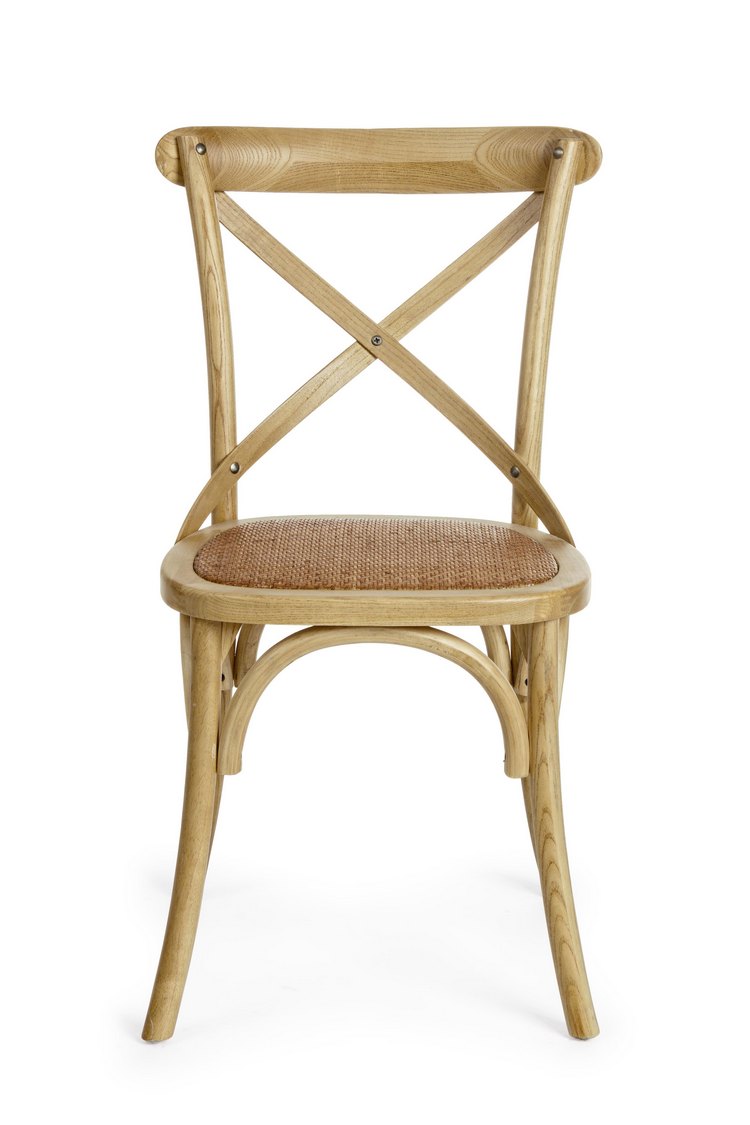 set di 2 sedie cross in legno di olmo marrone e rattan naturale, vista ambientata attorno a un tavolo da pranzo