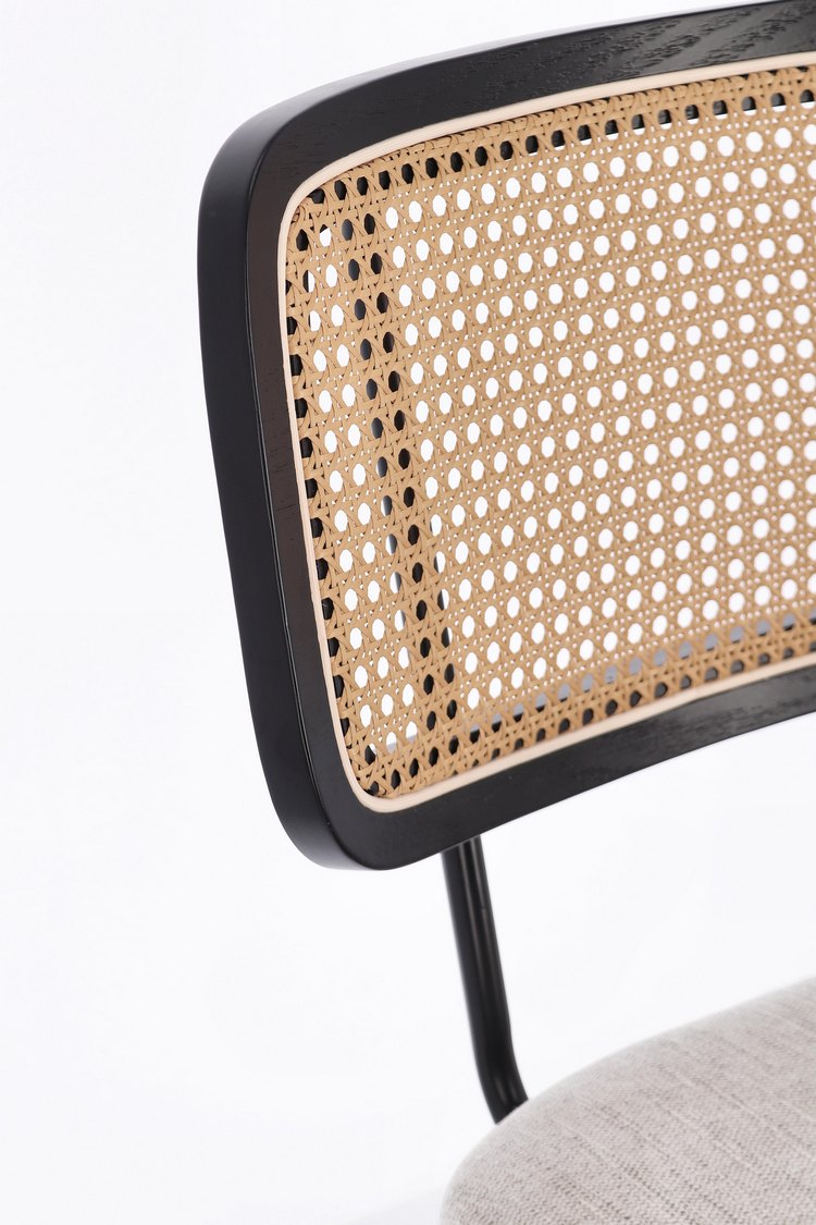 set di 2 sedie glenna in tessuto tortora e rattan con gambe acciaio nere, facile da abbinare a qualsiasi stile d’arredo