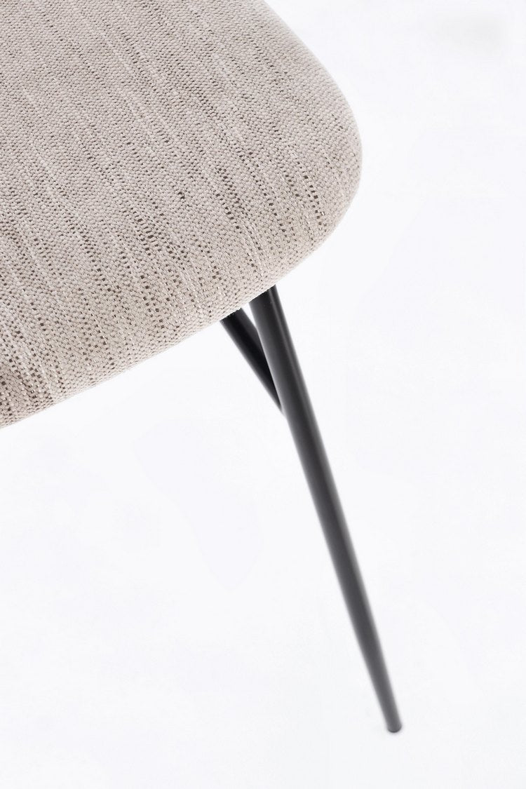 set di 2 sedie glenna in tessuto tortora e rattan con gambe acciaio nere, materiali resistenti per uso quotidiano