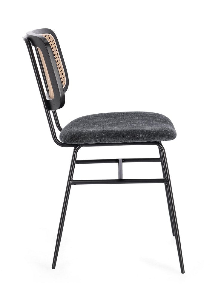 set di 2 sedie glenna in tessuto grigio scuro e rattan con gambe nere, vista ambientata attorno a un tavolo da pranzo