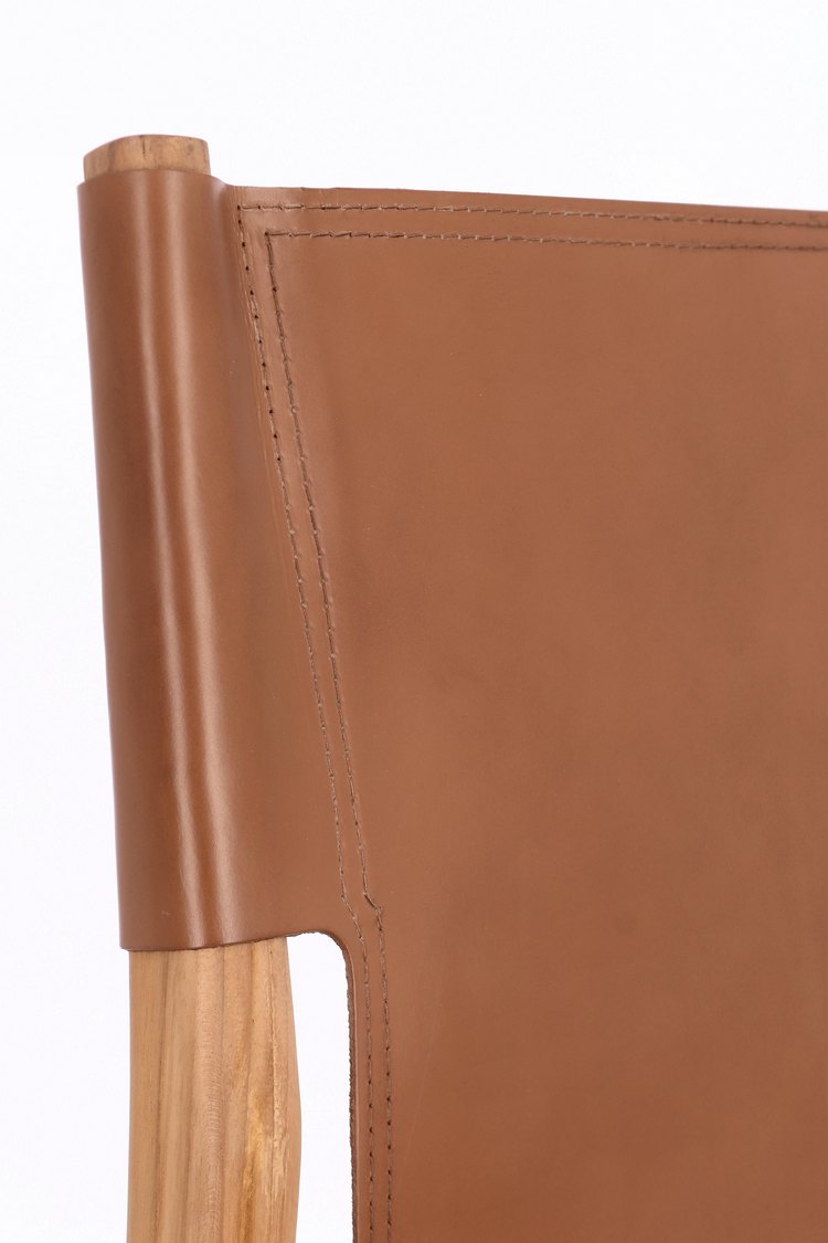 set di 2 sedie caroline in legno di teak e vera pelle cognac, facile da abbinare a qualsiasi stile d’arredo