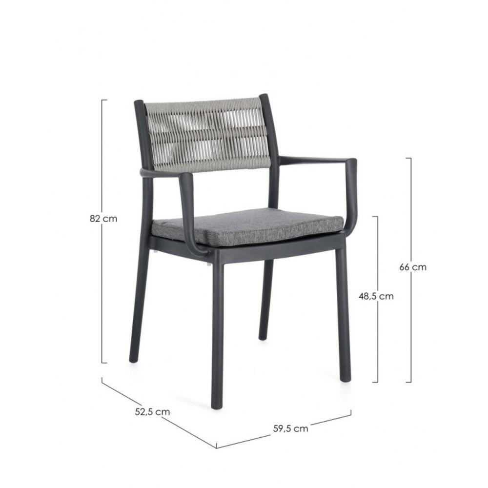 set di 4 sedie alvin in polipropilene antracite e corda intrecciata grigio chiaro, con braccioli, ambientazione su terrazza,...