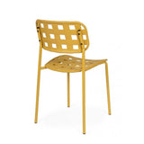 set di 4 sedie clover in polipropilene giallo e struttura acciaio, impilabile, dettaglio della finitura in metallo, plastica...