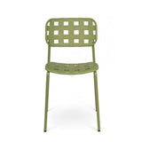 set di 4 sedie clover in polipropilene verde e struttura acciaio, impilabile, ambientazione su terrazza, veranda o prato