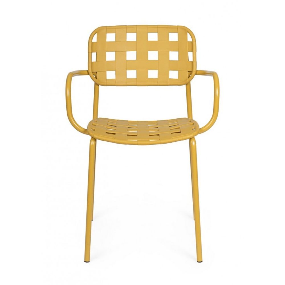 set di 4 sedie clover in polipropilene giallo e struttura acciaio, con braccioli, ambientazione su terrazza, veranda o prato