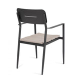 set di 4 sedie nebula in alluminio antracite con cuscino tortora impermeabile, con braccioli, dettaglio della finitura in...