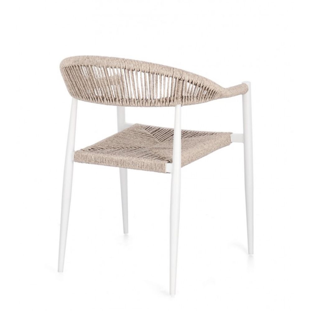 set di 4 sedie jandia in alluminio bianco e fibre intrecciate beige, impilabili, dettaglio della finitura in metallo,...