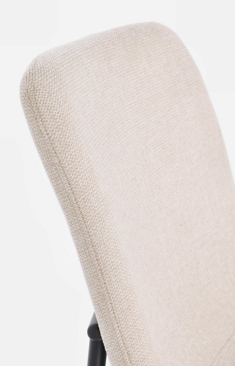 set di 4 sedie rinas beige e gambe acciaio nero, facile da abbinare a qualsiasi stile d’arredo