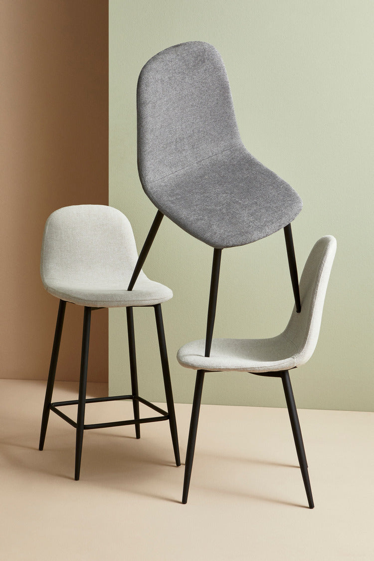 set di 4 sedie irelia in tessuto grigio scuro e acciaio antracite, materiali resistenti per uso quotidiano