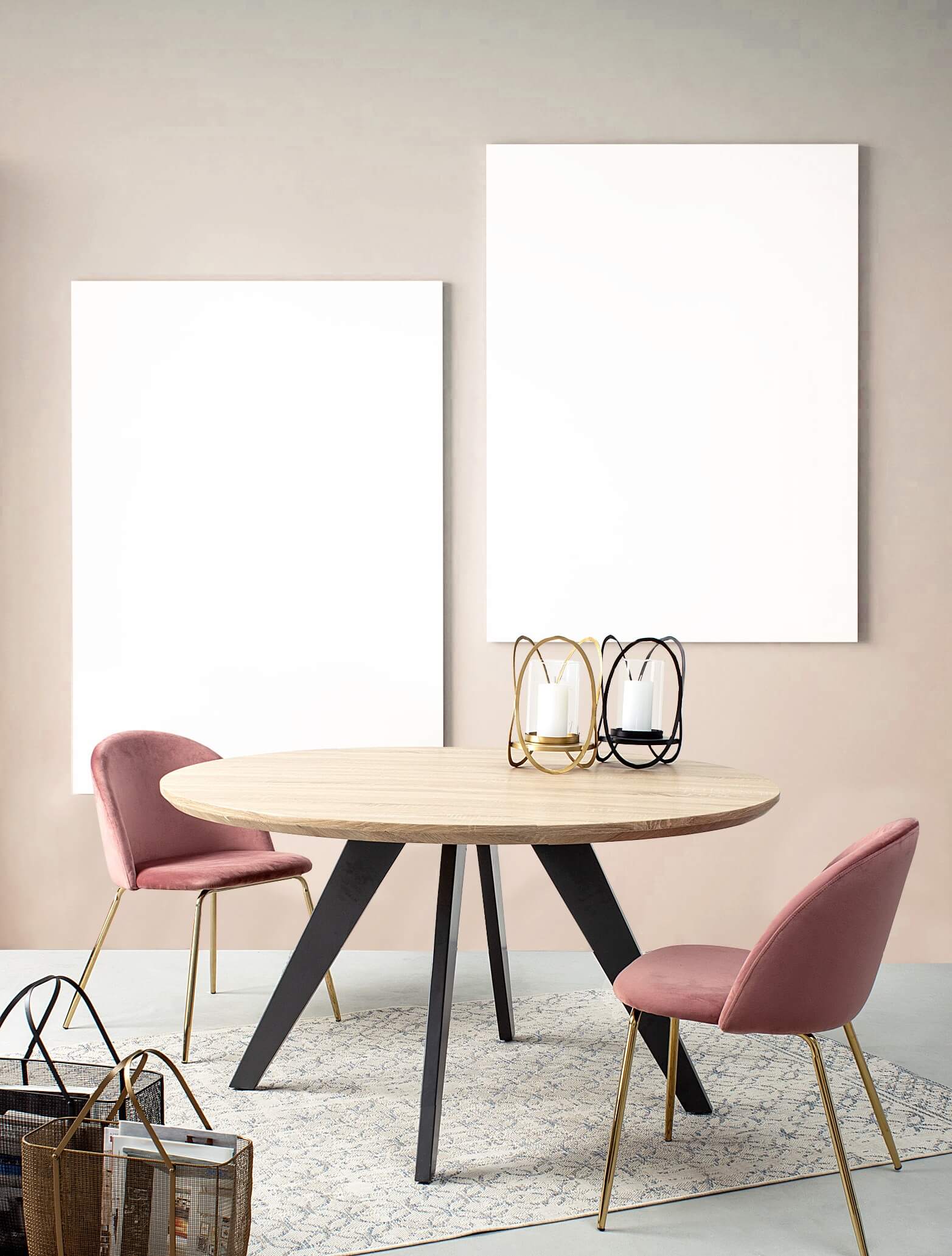 set di 4 sedie tanya in velluto rosa e base oro, ideale per creare una seduta accogliente e raffinata