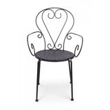 set di 4 sedie etienne in acciaio antracite impilabili, con braccioli, ambientazione su terrazza, veranda o prato