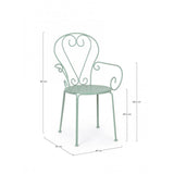 set di 4 sedie etienne in acciaio verde chiaro impilabili, con braccioli, ambientazione su terrazza, veranda o prato