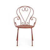 set di 4 sedie etienne in acciaio rosso impilabili, con braccioli, ambientazione su terrazza, veranda o prato