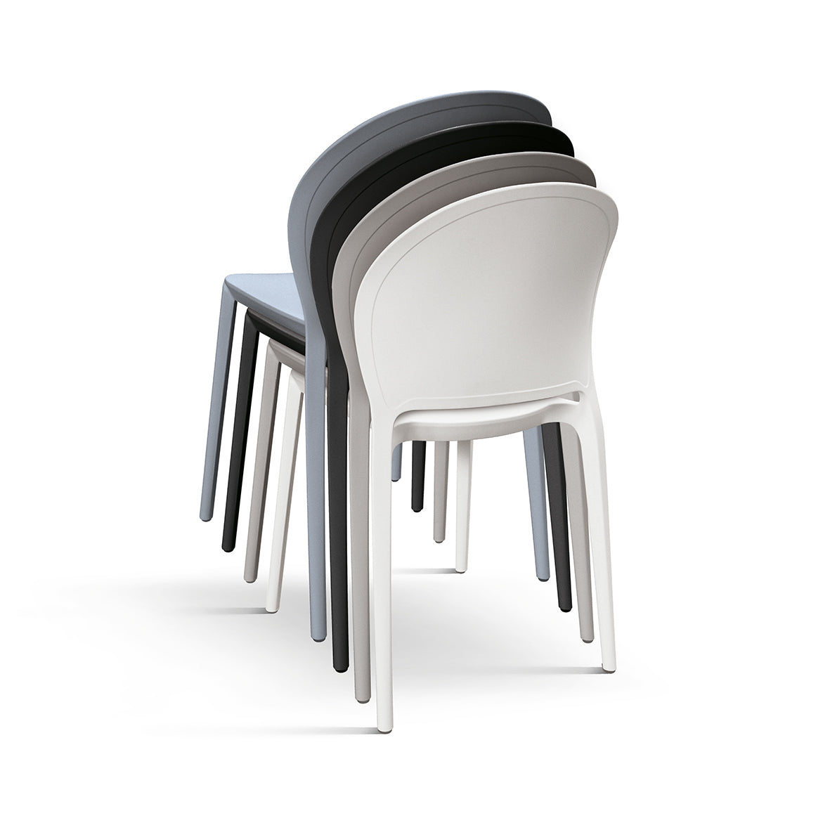 set di 4 sedie marbella in polipropilene tortora, ambientazione su terrazza, veranda o prato