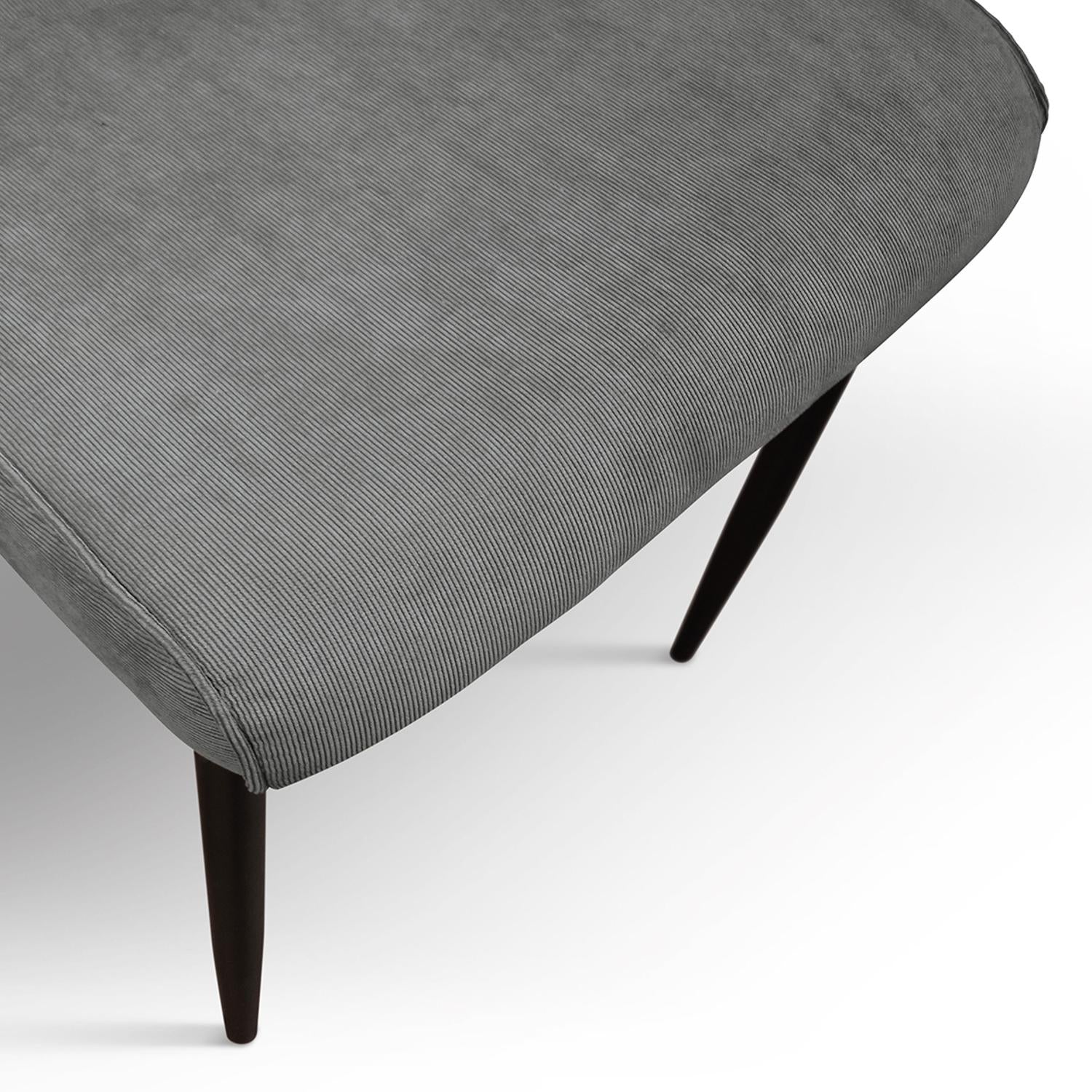 set di 4 sedie lubiana in tessuto grigio e gambe in metallo nero opaco, facile da abbinare a qualsiasi stile d’arredo