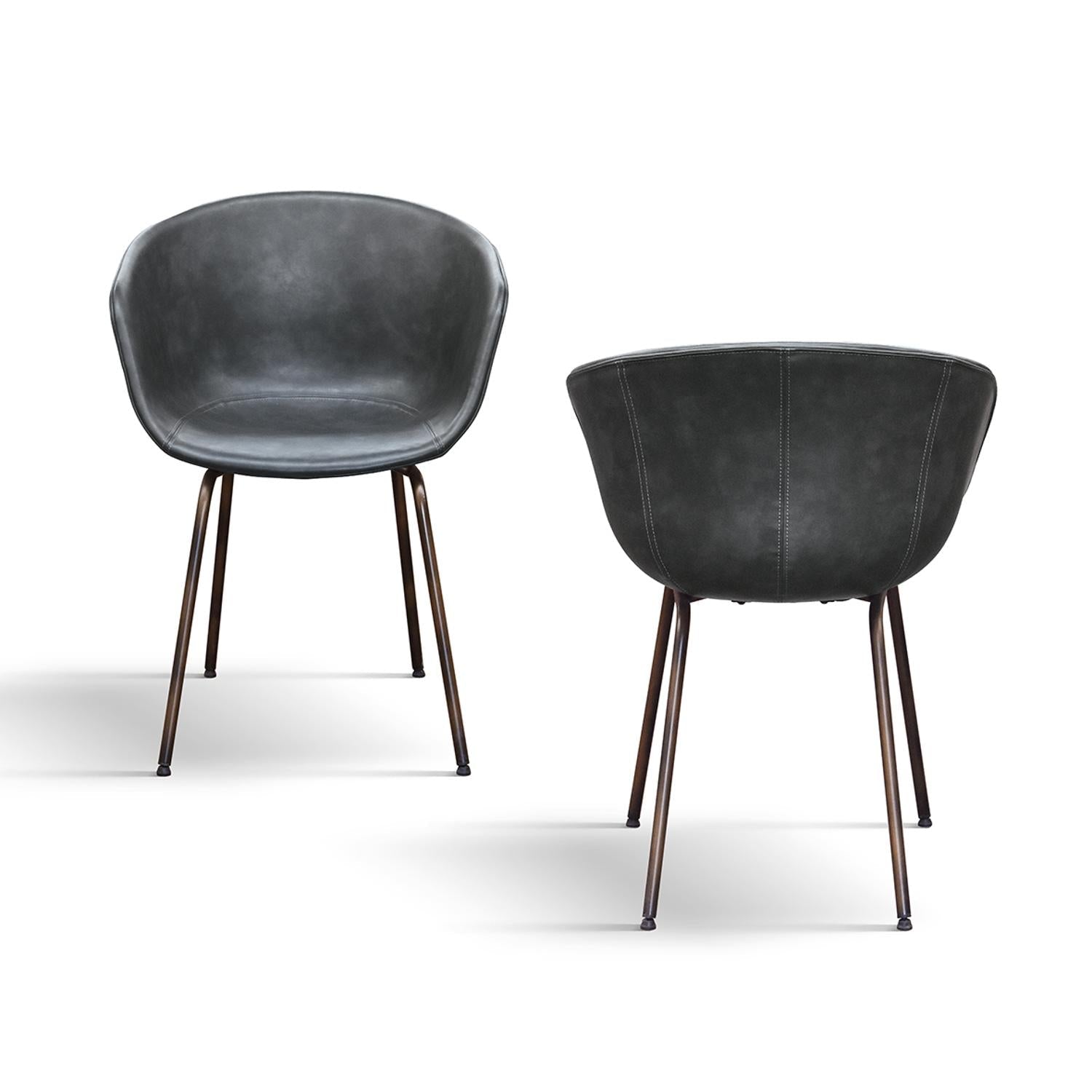 set di 4 sedie copenaghen rivestite in pelle antracite e gambe in metallo nero, dettaglio della struttura in legno, metallo...