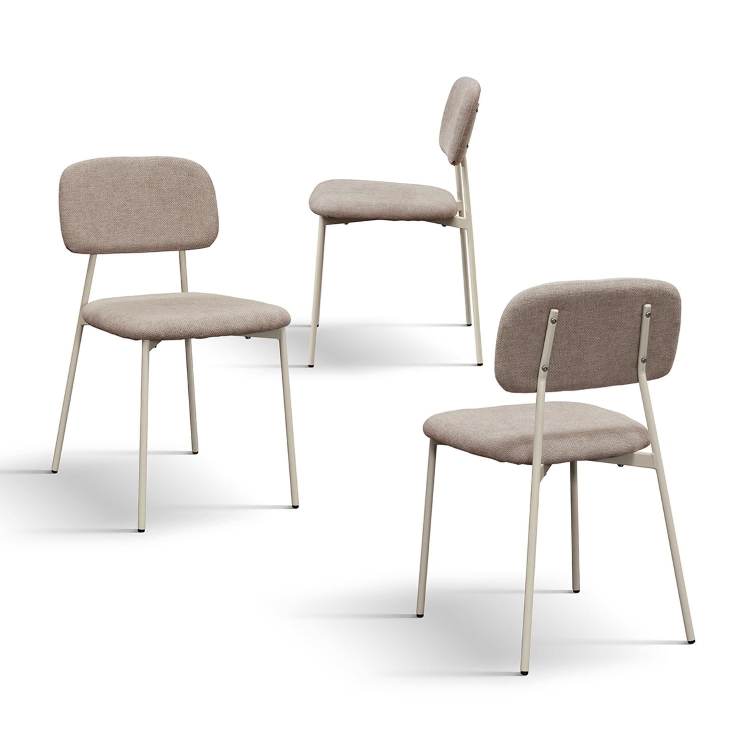 set di 4 sedie berlino in tessuto beige e gambe in metallo beige, vista ambientata attorno a un tavolo da pranzo