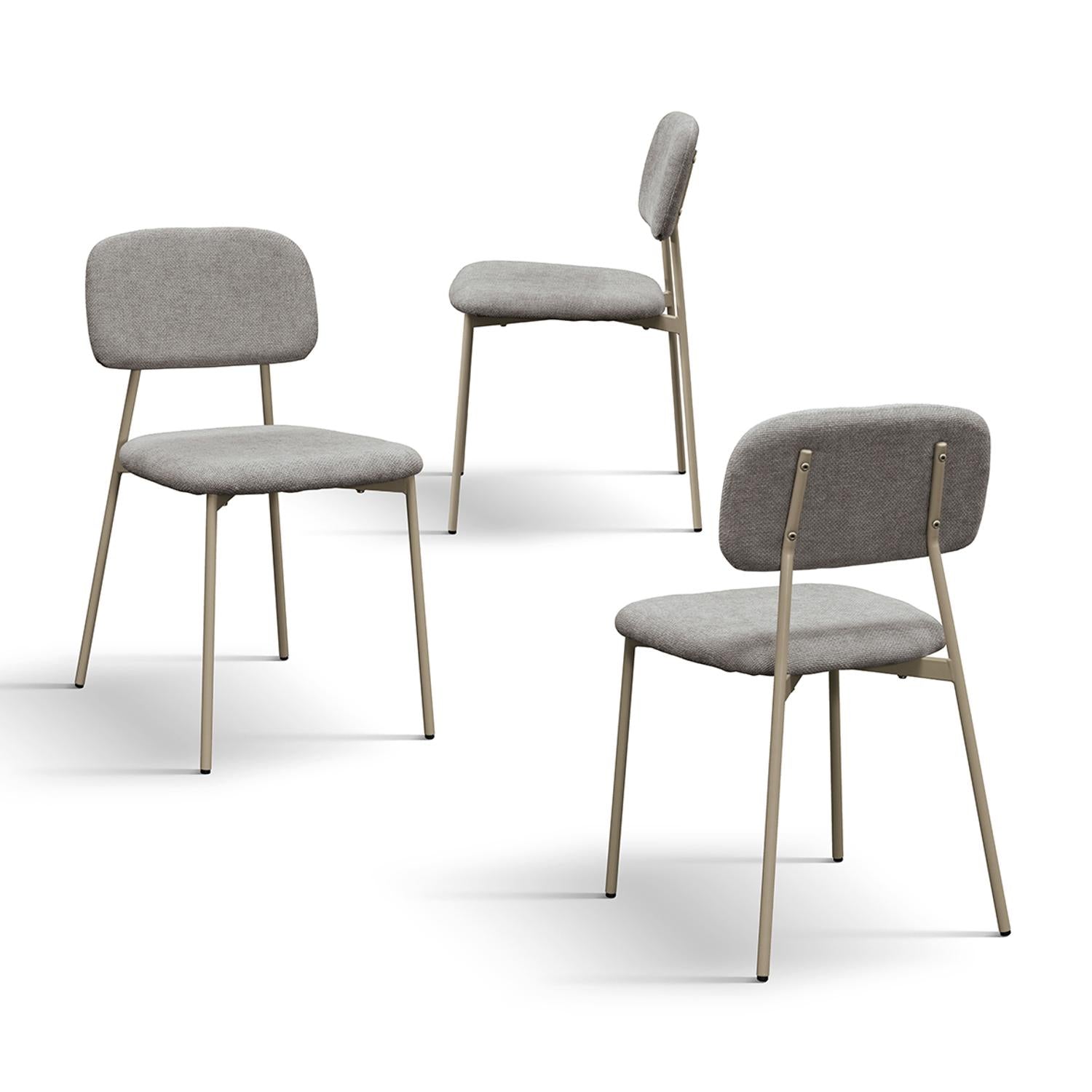 set di 4 sedie berlino in tessuto grigio e gambe in metallo beige, vista ambientata attorno a un tavolo da pranzo