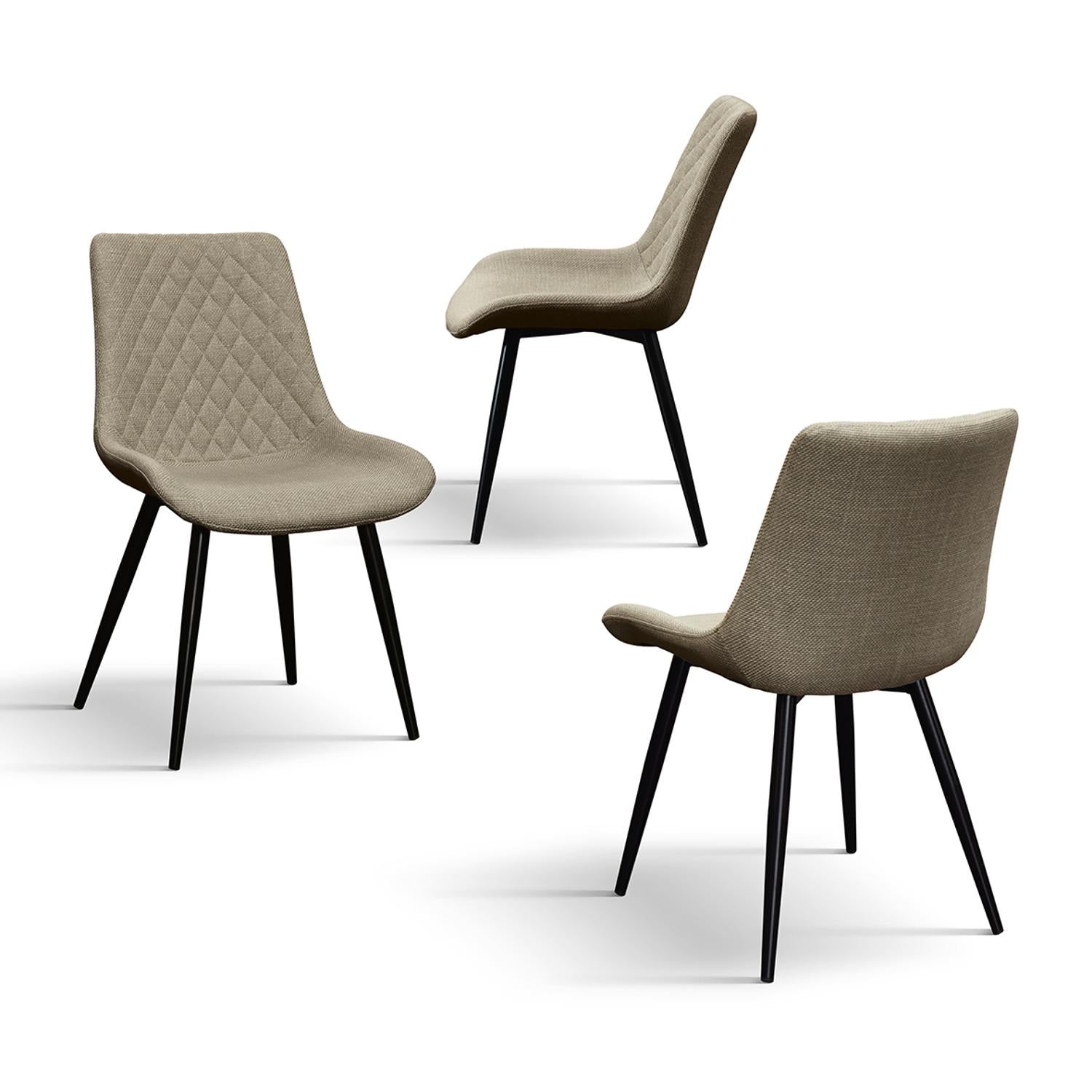 set di 4 sedie vienna in tessuto beige e gambe in metallo nero, vista ambientata attorno a un tavolo da pranzo