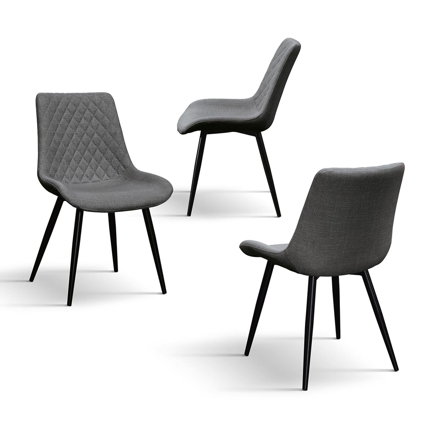 set di 4 sedie vienna in tessuto grigio e gambe in metallo nero, vista ambientata attorno a un tavolo da pranzo