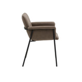 set di 4 sedie cancún in similpelle marrone e gambe in metallo nero, con braccioli, vista ambientata in soggiorno o sala da...