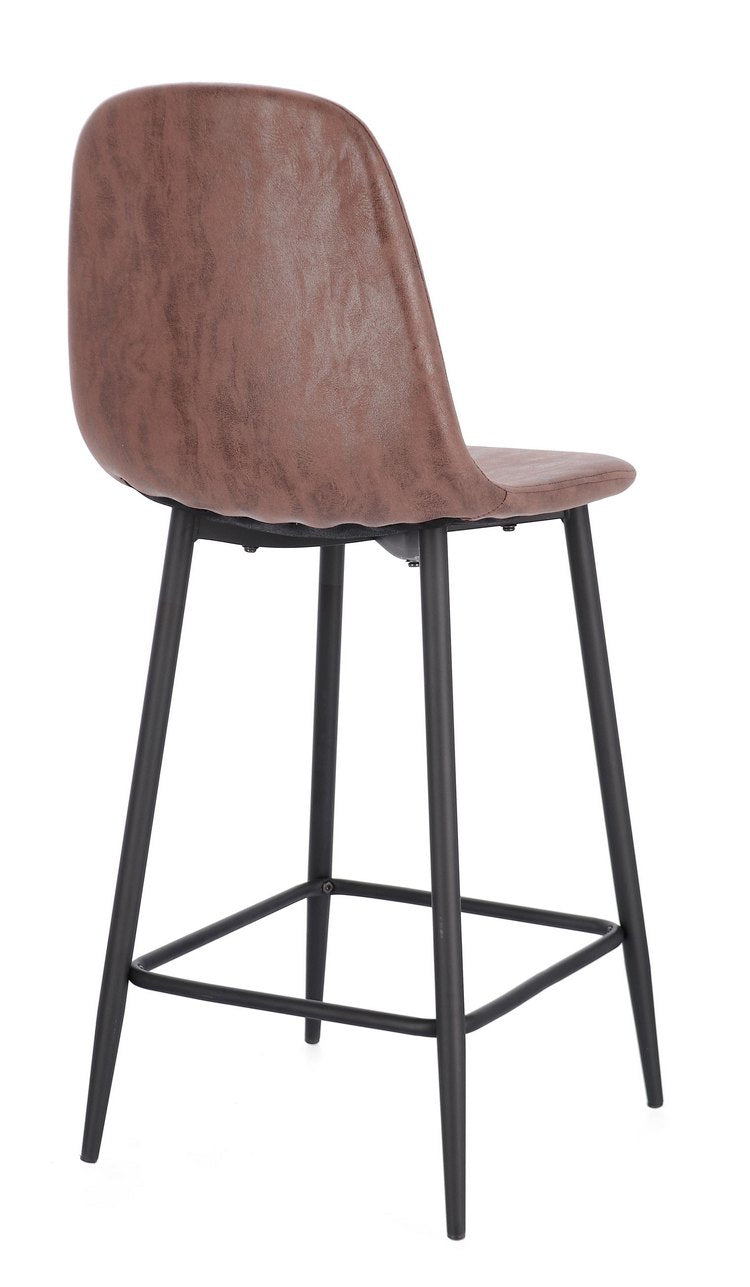 set di 2 sgabelli irelia in similpelle cognac e gambe in acciaio nere, vista ambientata accanto a bancone o isola