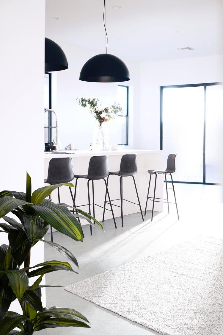 set di 2 sgabelli kyra in similpelle antracite e gambe in acciaio nero, perfetto per ambienti moderni o industrial