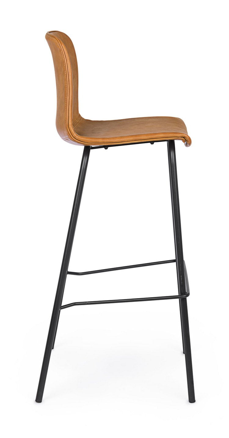 set di 2 sgabelli kyra in similpelle cuoio e gambe in acciaio nero, vista ambientata accanto a bancone o isola