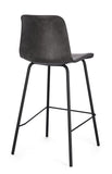 set di 2 sgabelli kyra in similpelle antracite e gambe in acciaio nero, vista ambientata accanto a bancone o isola