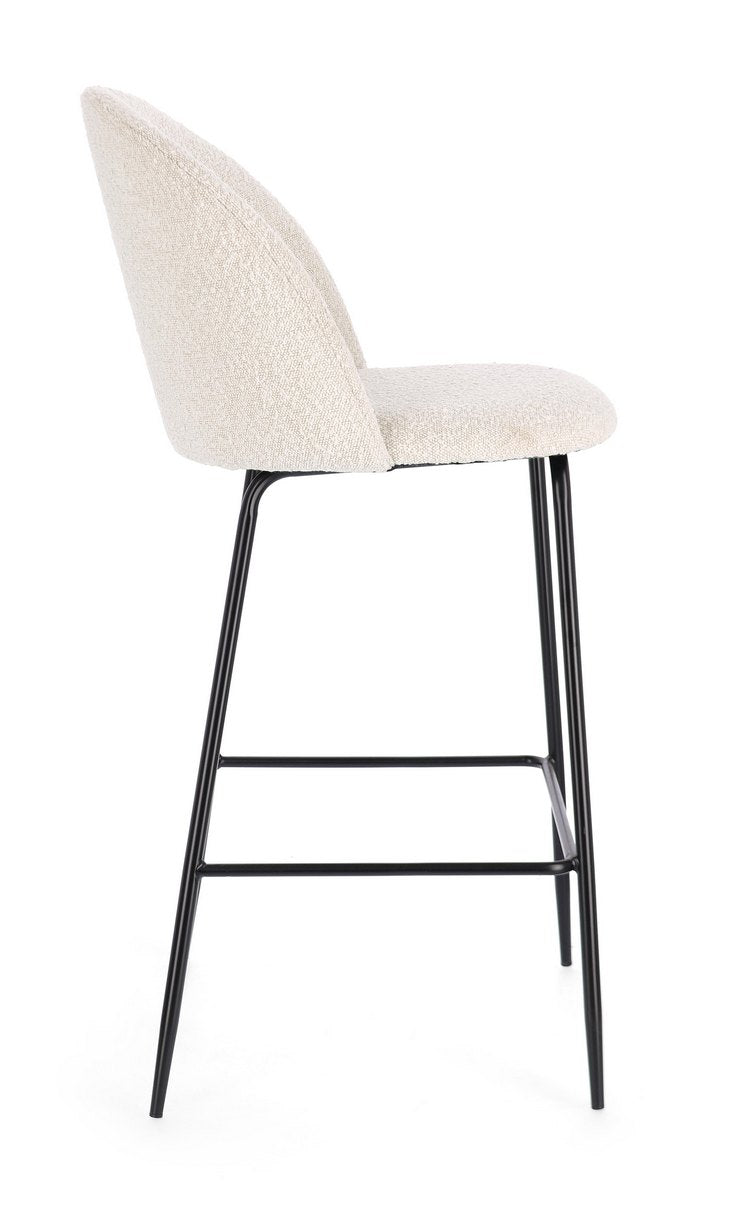 set di 2 sgabelli carry in tessuto avorio bouclé e gambe acciaio nero, vista ambientata accanto a bancone o isola
