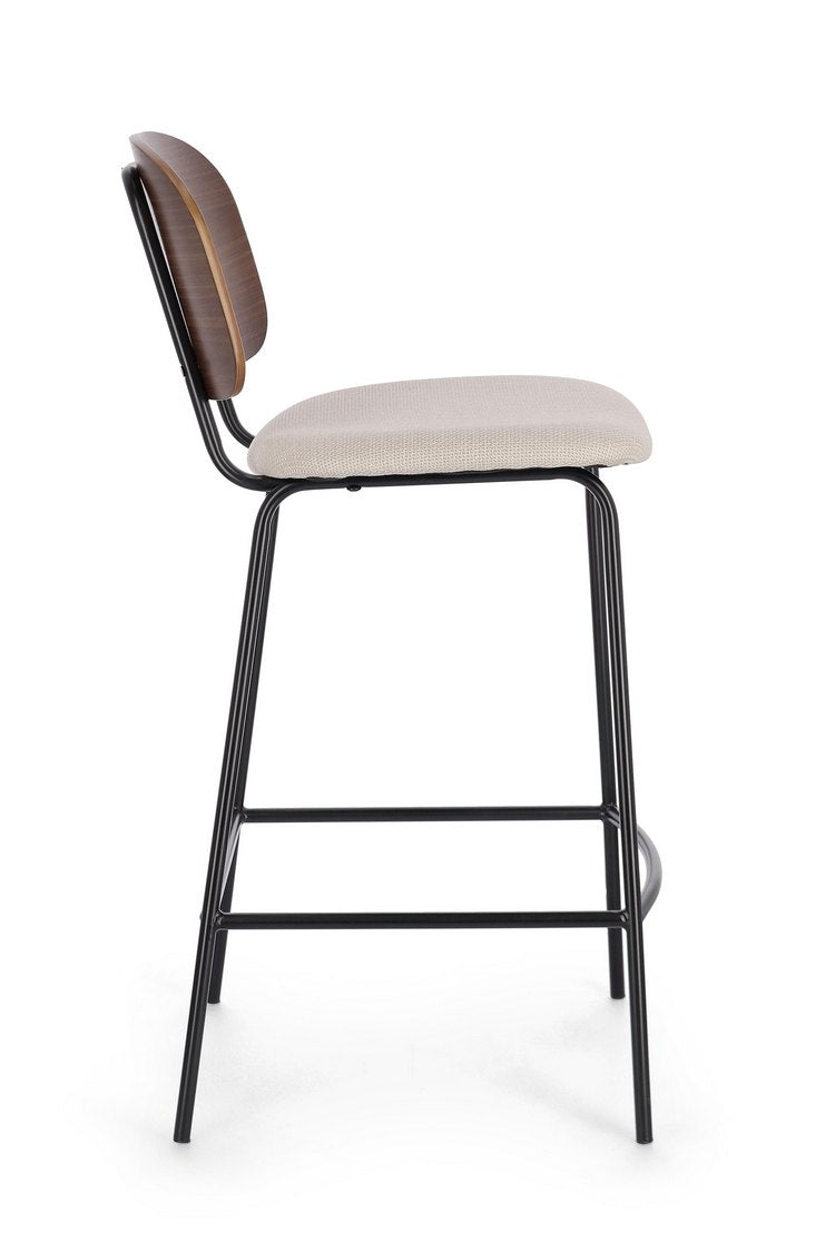 set di 2 sgabelli sienna in tessuto beige e legno di pioppo marrone, vista ambientata accanto a bancone o isola