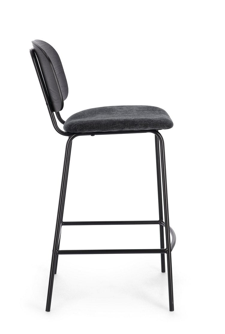 set di 2 sgabelli sienna in tessuto grigio scuro e legno di pioppo nero, vista ambientata accanto a bancone o isola