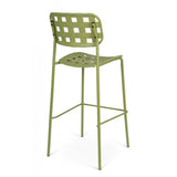 set di 4 sgabelli clover in polipropilene verde e struttura acciaio, impilabili, dettaglio della struttura resistente agli...