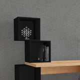 scrivania balance con piano rovere e ripiani cubotti nero, dettaglio delle gambe, cassetti e finiture di design