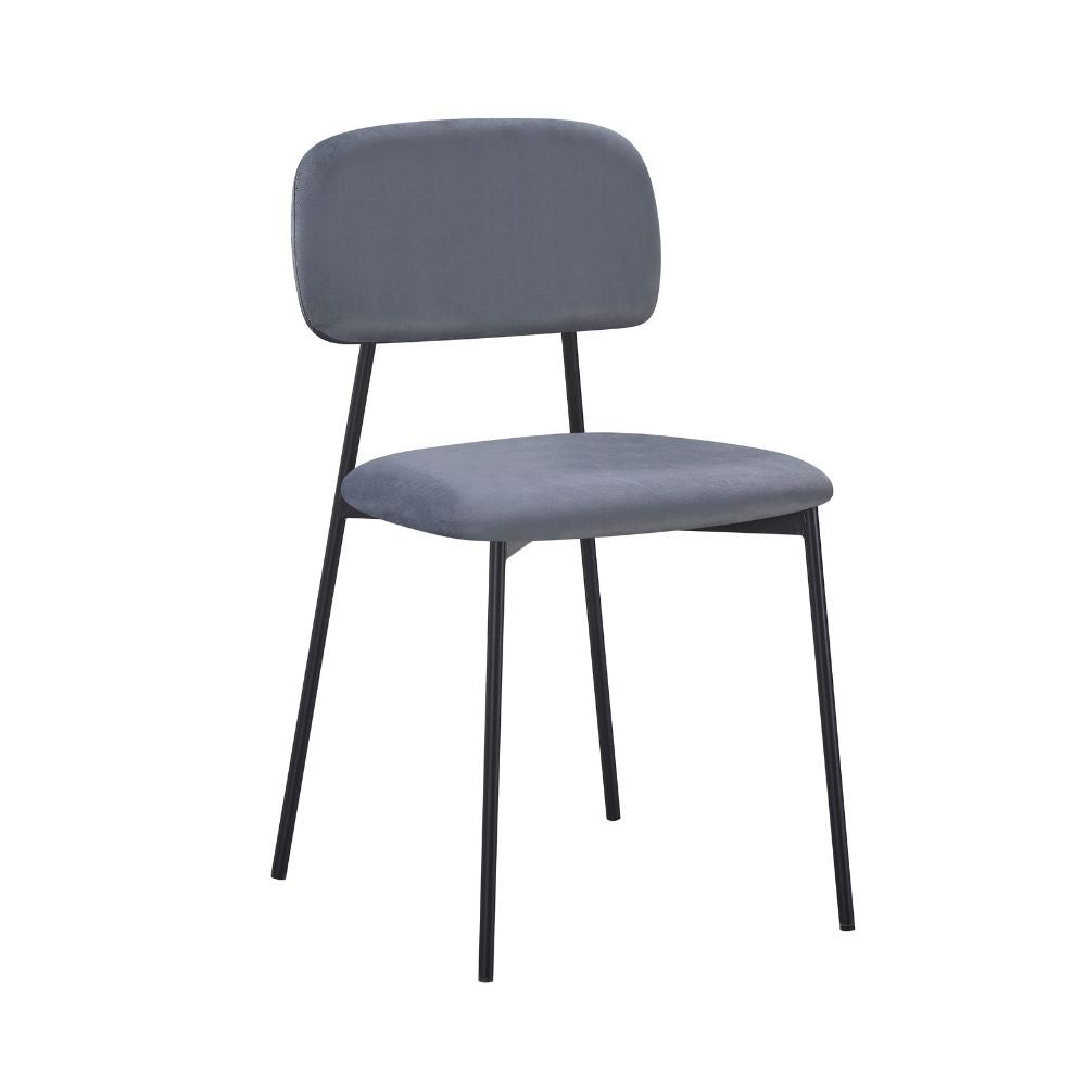 sedia shen in vellutino colore grigio e struttura in metallo nero, dettaglio dell’imbottitura morbida e confortevole