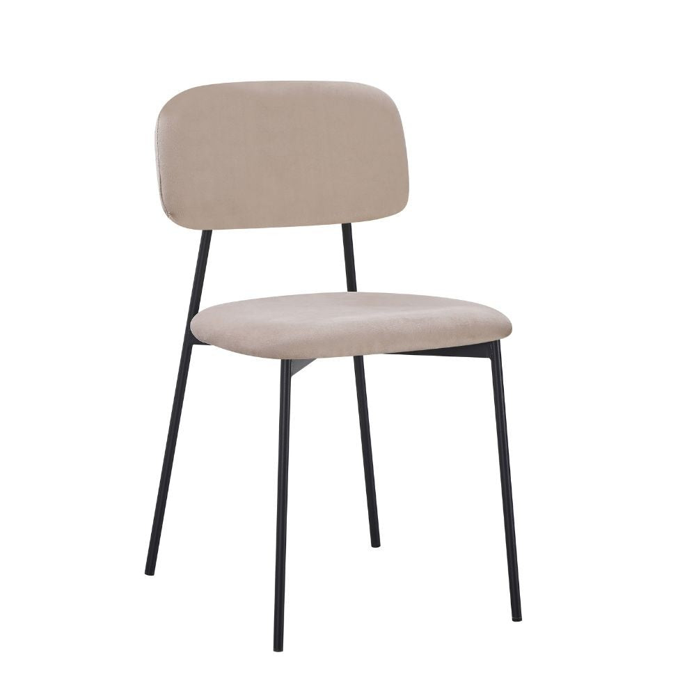 sedia shen in vellutino colore taupe e struttura in metallo nero, dettaglio dell’imbottitura morbida e confortevole