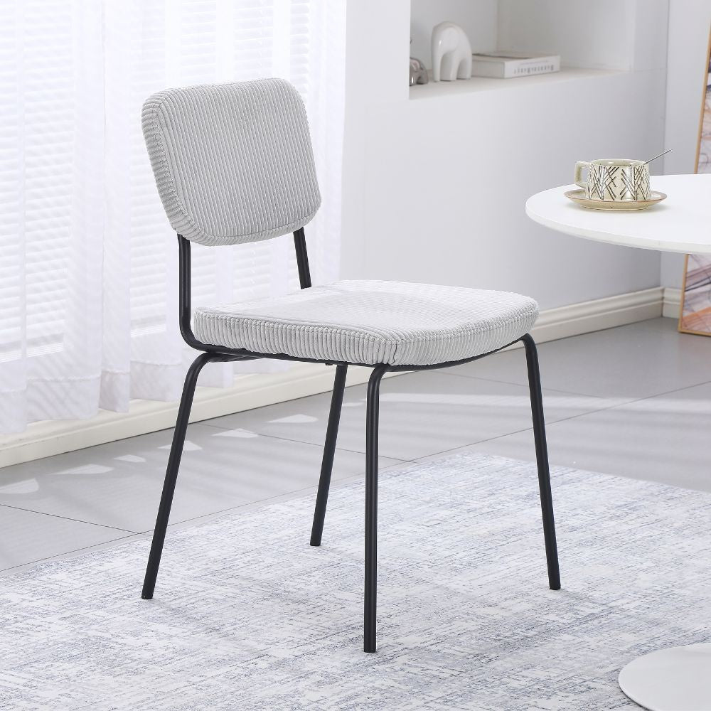 sedia juno in tessuto colore grigio chiaro e struttura in metallo nero, sedia imbottita con rivestimento in tessuto o velluto