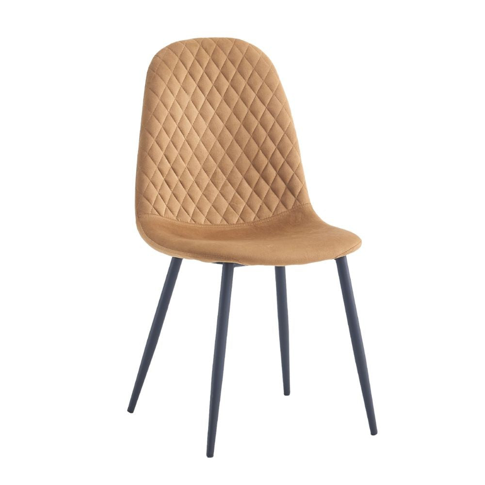 sedia imbottita bretta in vellutino colore mostarda e gambe nere, dettaglio dell’imbottitura morbida e confortevole