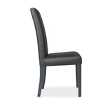 sedia nancy in ecopelle piombo con gambe in tinta, vista ambientata in soggiorno o sala da pranzo