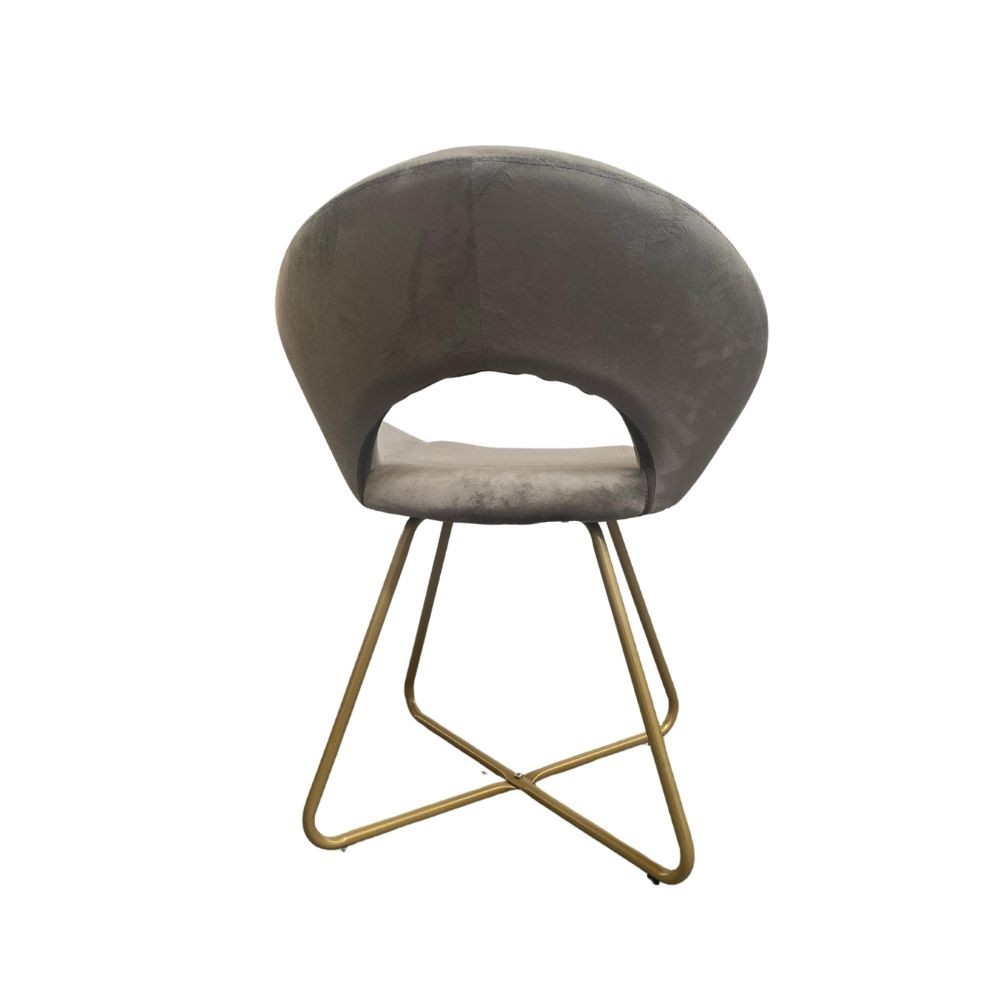 poltroncina etere in velluto grigio con gambe in metallo dorato, design accogliente ideale per sedute prolungate