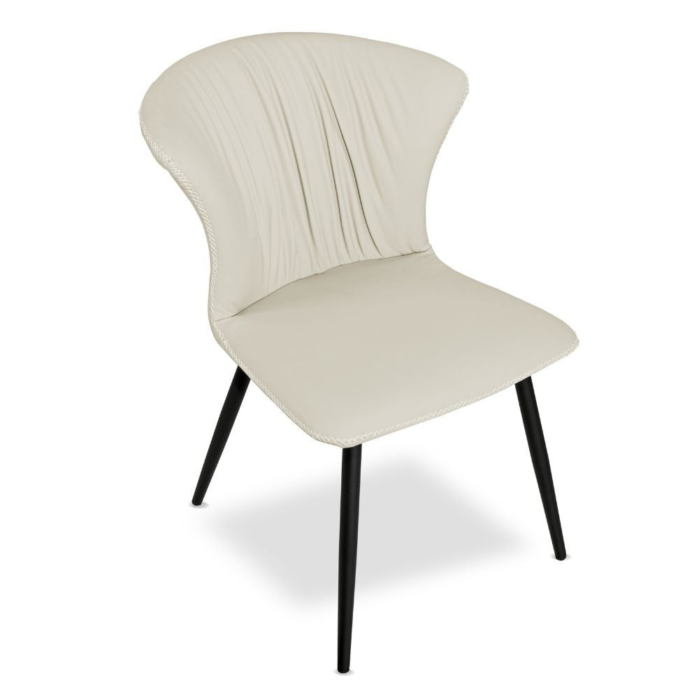 sedia core colore beige con gambe in metallo nero, dettaglio dell’imbottitura morbida e confortevole